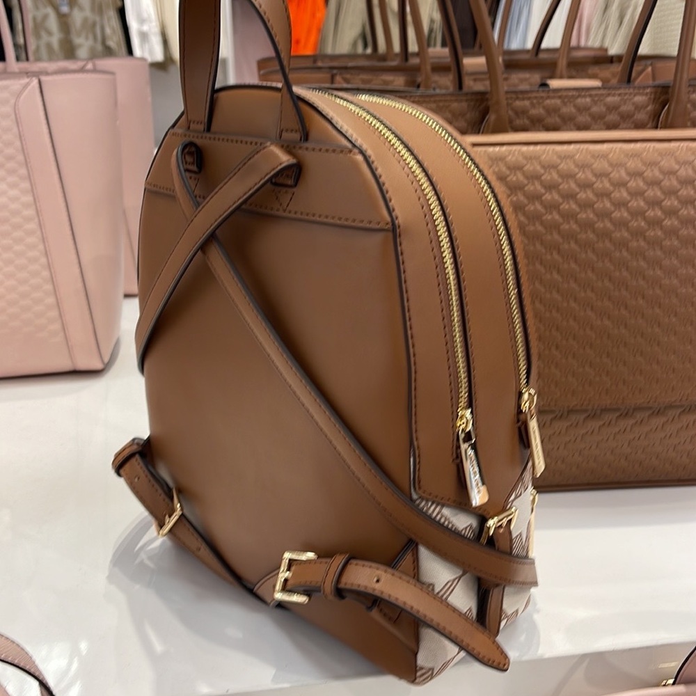 Michael Kors Jaycee Medium Logo Zip Pocket Backpack 

35S3G8TB2J
LUGGAGE - Picture 6 of 16